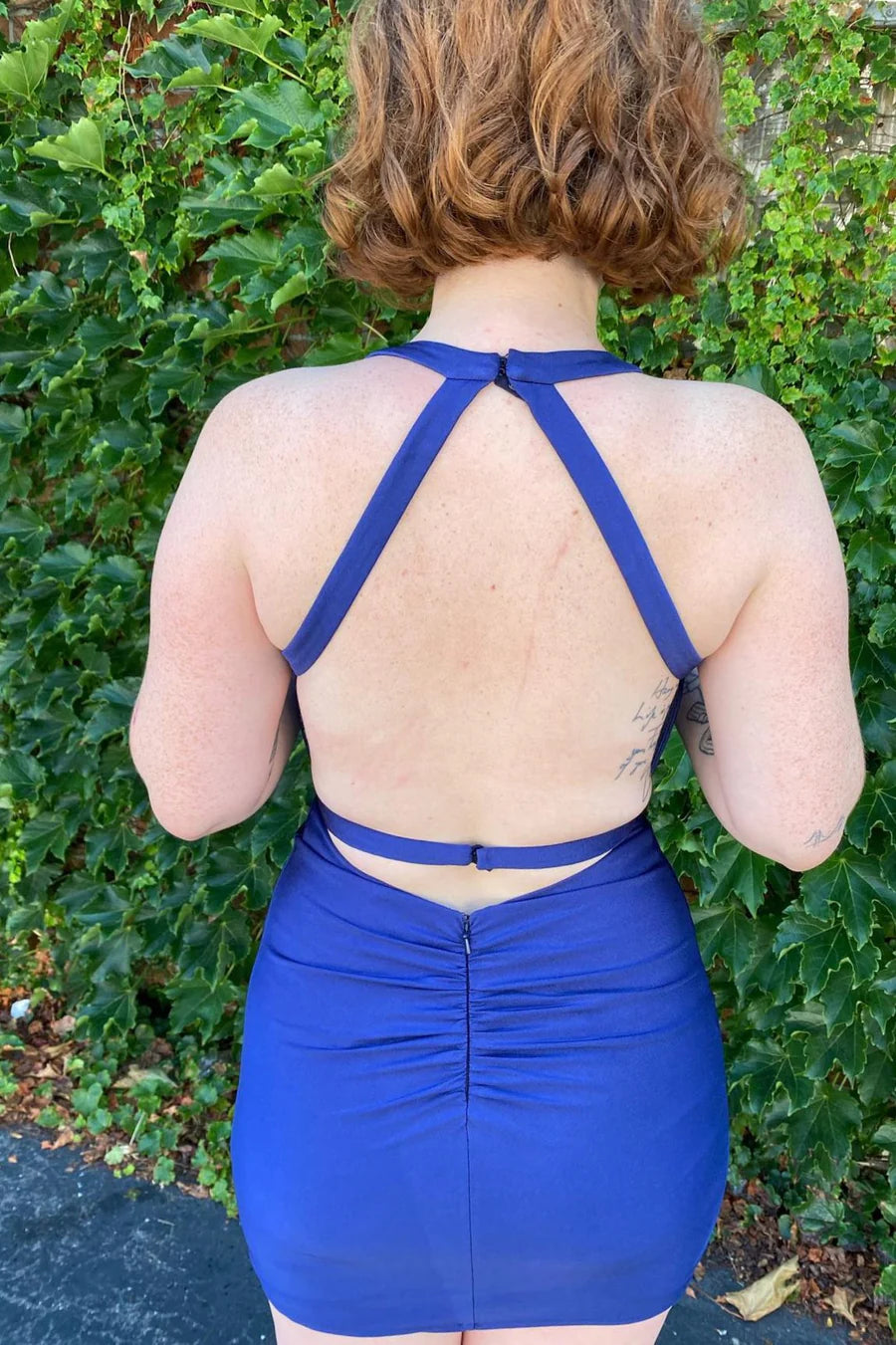 Vestido de fiesta corto ajustado con cuello halter